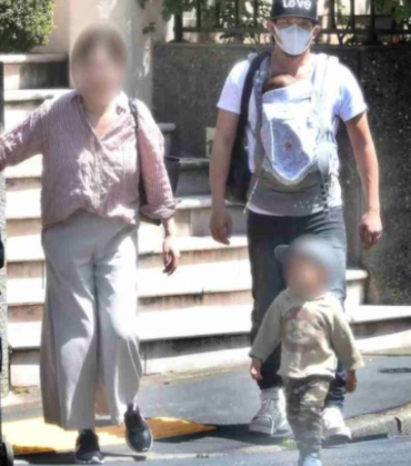 ファンキー加藤と工藤牧子が子供2人を連れている画像